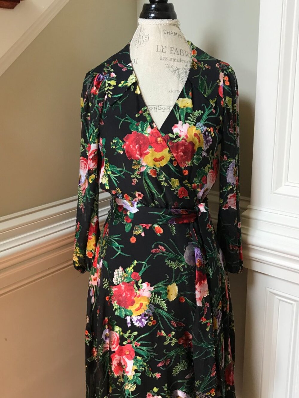 NWT Alice + Olivia Abney Wrap Midi Dress Womens 8 Black Red Floral V-Neck NEW - Picture 6 of 11